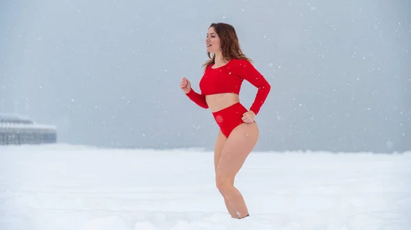 Mulher Caucasiana Vestida Com Shorts Top Jogging Inverno — Fotografia de Stock