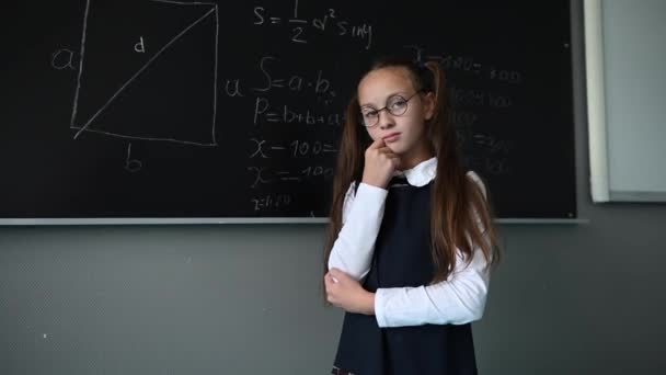 Écolière Caucasienne Dans Des Lunettes Tient Penser Tableau Noir Souvient — Video