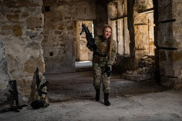Donna Bionda Uniforme Militare Con Arma Fuoco Edificio Abbandonato — Foto Stock