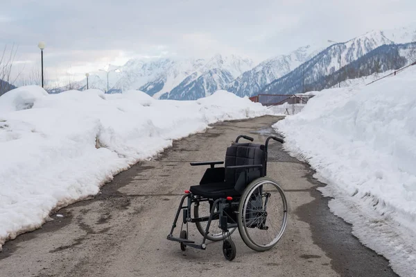 Κενό Αναπηρικό Καροτσάκι Ανάμεσα Χιονισμένα Βουνά — Φωτογραφία Αρχείου