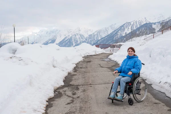 Λευκή Γυναίκα Αναπηρικό Καροτσάκι Ταξιδεύει Στα Βουνά Χειμώνα — Φωτογραφία Αρχείου