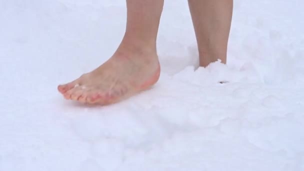 Großaufnahme Einer Frau Die Barfuß Durch Den Schnee Geht Stärkung — Stockvideo