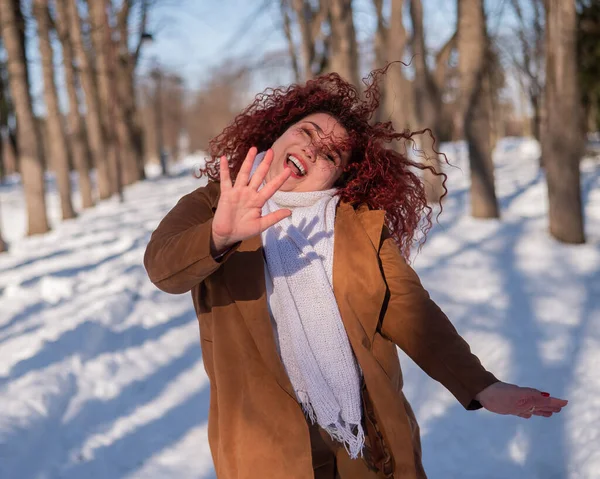 Mulher Caucasiana Gorda Dançando Passeio Parque Inverno — Fotografia de Stock