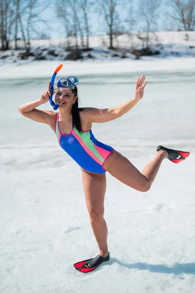 Kaukasierin Schwimmflossen Und Maske Wird Winter Tauchen — Stockfoto