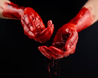Siyah bir arka planda kanlı kadın elleri