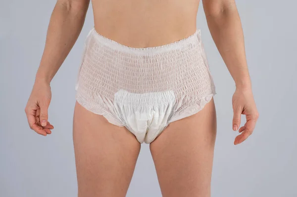 Frau Erwachsenenwindeln Auf Weißem Hintergrund Inkontinenzproblem — Stockfoto