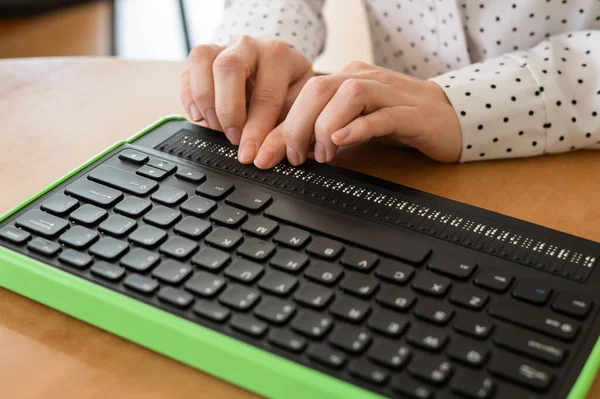Uma Mulher Cega Usa Computador Com Monitor Braille Teclado Computador — Fotografia de Stock