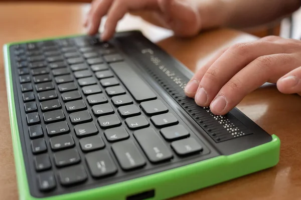Cego Usa Computador Com Monitor Braille Teclado Computador Dispositivo Inclusivo — Fotografia de Stock