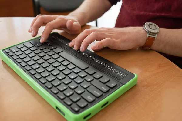 Cego Usa Computador Com Monitor Braille Teclado Computador Dispositivo Inclusivo — Fotografia de Stock