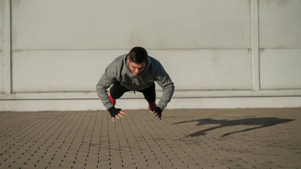 Kapüşonlu Bir Adam Dışarıda Şınav Çekerken Zıplıyor — Stok fotoğraf