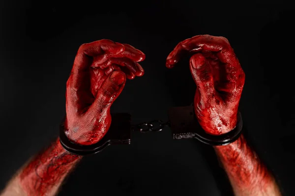 Zbliżenie Mężczyzna Krwawe Kajdanki Ręce Czarny Tło — Zdjęcie stockowe