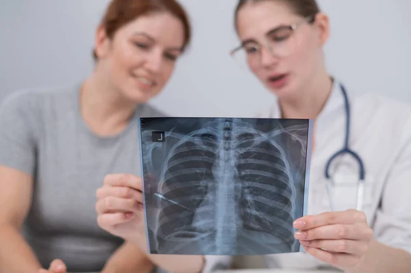 Médecin Consulte Une Femme Caucasienne Commente Radiographie Des Poumons — Photo