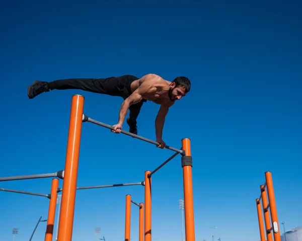 Homem Com Tronco Faz Equilíbrio Barra Horizontal — Fotografia de Stock