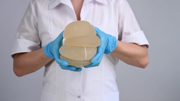 Cirujano Plástico Saca Sus Brazos Con Implantes Silicona Mamaria — Vídeo de stock