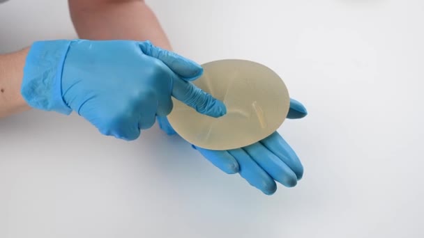 整形外科医生展示了一个乳房硅胶植入物 — 图库视频影像