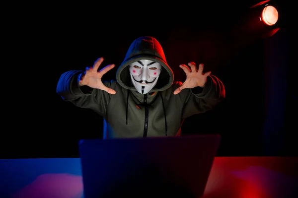 Junho 2022 Novosibirsk Rússia Anônimo Capuz Está Digitando Laptop Escuro — Fotografia de Stock