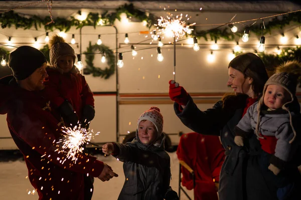 Lycklig Familj Firar Jul Naturen Och Håller Tomtebloss Föräldrar Med — Stockfoto