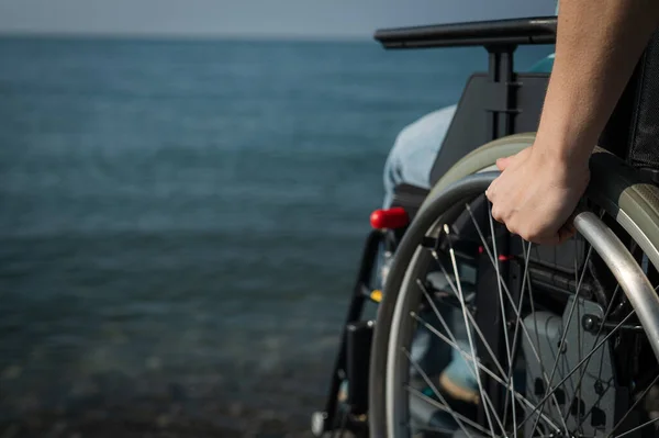 Deniz Kıyısında Tekerlekli Sandalyedeki Beyaz Kadın Kadın Ellerine Yakın Çekim — Stok fotoğraf