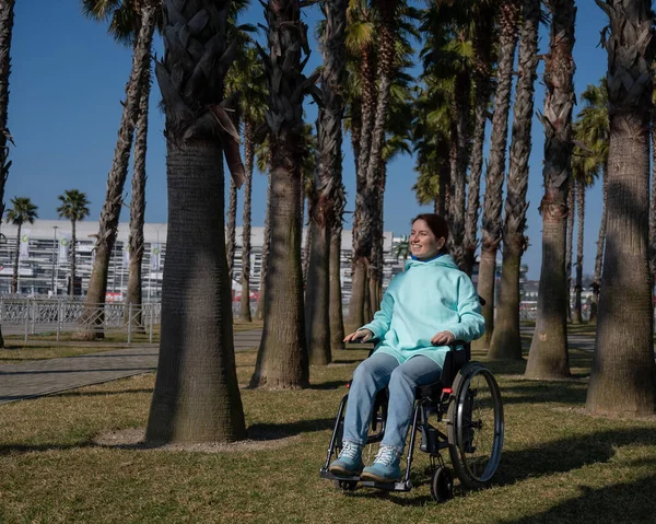 Λευκή Γυναίκα Αναπηρική Καρέκλα Κάτω Από Φοίνικες — Φωτογραφία Αρχείου