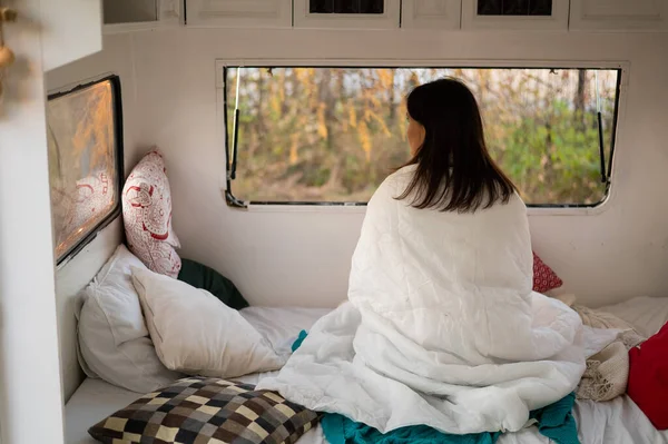 Beyaz Kadın Bir Karavanla Seyahat Ediyor Ekoseye Sarılı Bir Kız — Stok fotoğraf