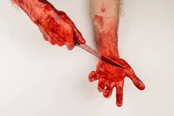 Homem Com Mãos Ensanguentadas Corta Com Uma Faca — Fotografia de Stock