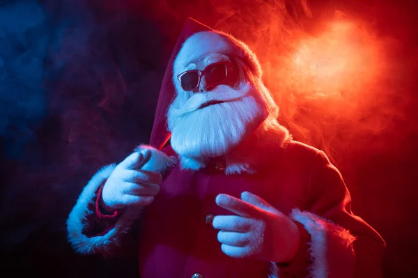 Portret Świętego Mikołaja Okularach Przeciwsłonecznych Neonowym Świetle — Zdjęcie stockowe