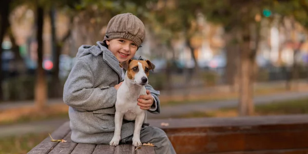 Белый Мальчик Сидит Скамейке Собакой Джеком Расселом Терьером Прогулке Осеннем — стоковое фото