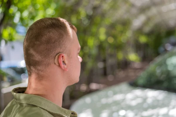 耳の聞こえない人の補聴器の終わり — ストック写真