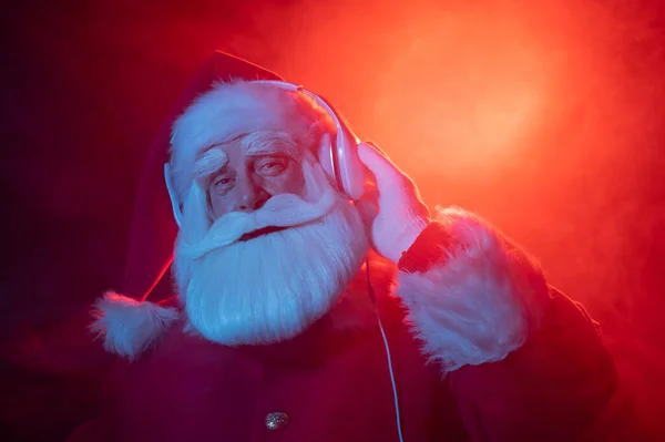 Babbo Natale Ascolta Musica Con Cuffie Una Festa Luce Neon — Foto Stock