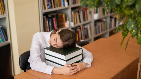 Ung Kvinna Sover Läroböcker Ett Bibliotek — Stockfoto