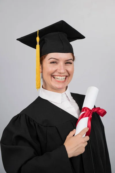 Glimlachende Vrouw Afgestudeerde Jurk Met Diploma Witte Achtergrond Verticale Foto — Stockfoto