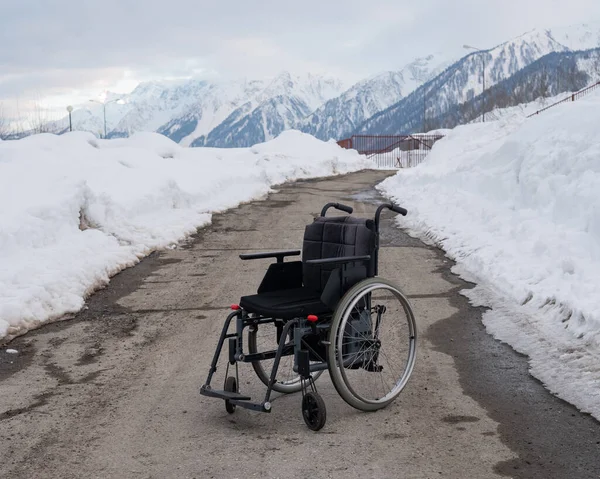 雪山间的空轮椅 — 图库照片