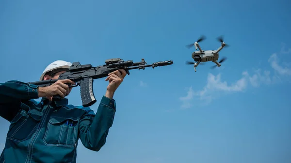 Běloch Helmě Zastřelí Létajícího Drona Puškou — Stock fotografie