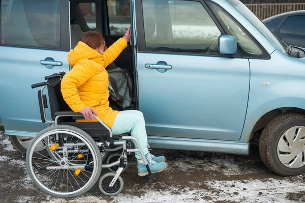 Caucasian Woman Wheelchair Gets Car — 图库照片