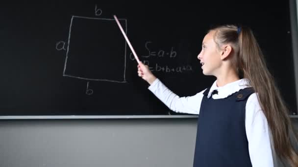Écolière Caucasienne Lunettes Réponses Tableau Noir Pointant Avec Pointeur — Video