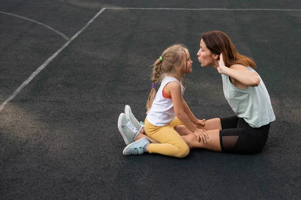Madre Figlia Vanno Fare Sport All Aperto Donna Caucasica Bambina — Foto Stock