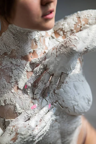 Pechos Desnudos Para Mujer Cubiertos Yeso Como Una Estatua — Foto de Stock