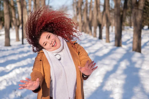Жирна Біла Жінка Танцює Прогулянці Парку Взимку — стокове фото