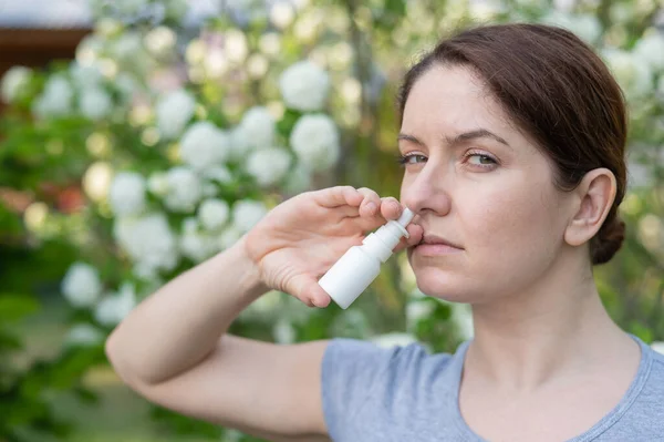 Mulher Branca Usa Spray Nasal Enquanto Caminha Parque — Fotografia de Stock