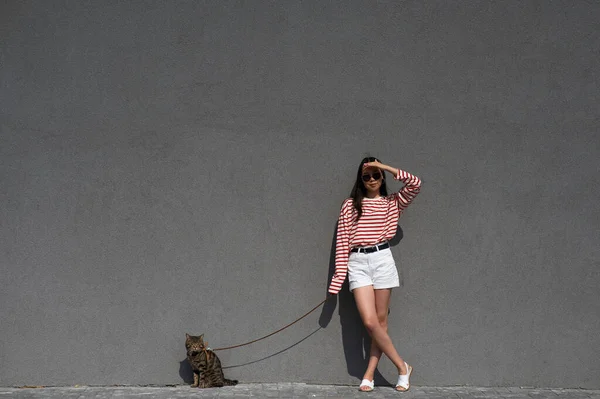 Eine Junge Frau Läuft Mit Einer Grau Gestromten Katze Der — Stockfoto