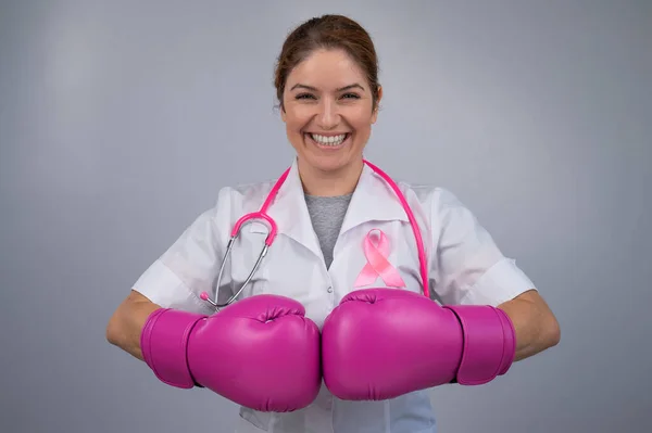 Leende Kvinnlig Läkare Rosa Boxningshandskar Med Ett Rosa Band Grå — Stockfoto