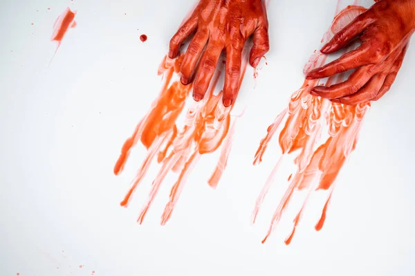Tangan Wanita Berlumuran Darah Dengan Latar Belakang Putih — Stok Foto
