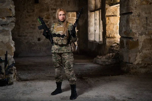 Blondine Vrouw Legeruniform Met Een Vuurwapen Een Verlaten Gebouw — Stockfoto