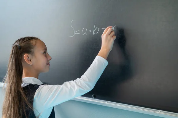 Schoolgirl Answers Lesson Caucasian Girl Writes Formula Blackboard — Stock Photo, Image