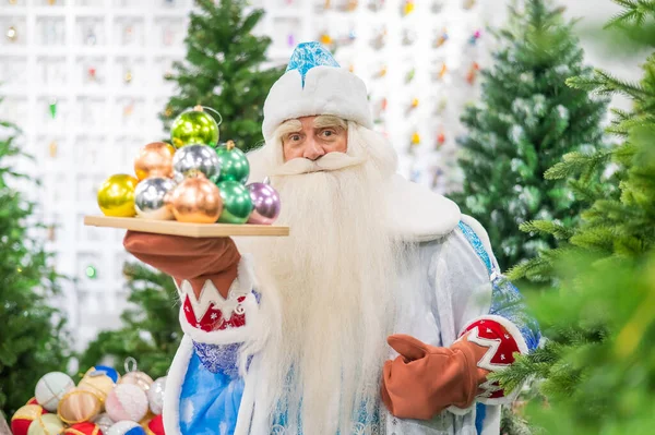Russian Santa Claus Détient Des Décorations Pour Arbre Noël Dans — Photo