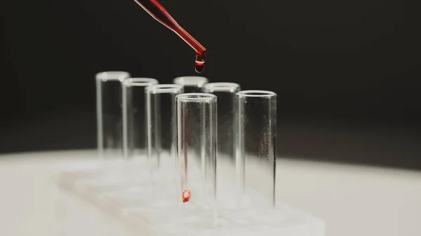Egy Laboratóriumi Asszisztens Közeli Képe Amint Pipettából Vért Csöpög Egy — Stock Fotó