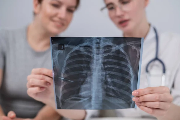Medico Consulta Una Donna Caucasica Commenta Radiografia Dei Polmoni — Foto Stock