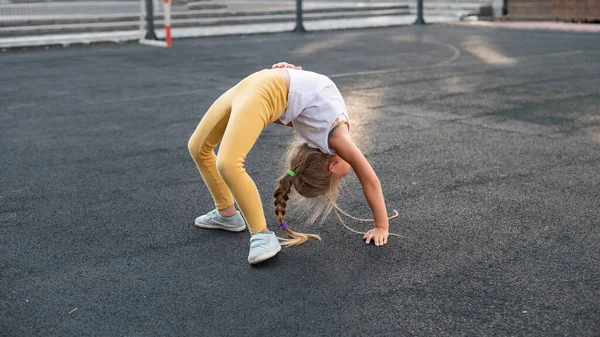 Kavkazská Dívka Dělá Bridž Cvičení Sportovním Hřišti Venku — Stock fotografie