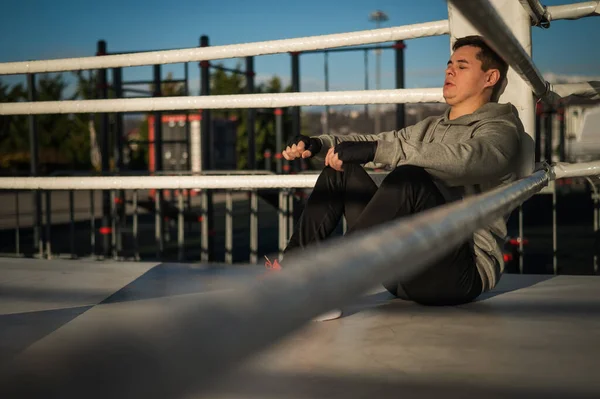 Caucásico Boxeador Masculino Descansando Ring Aire Libre — Foto de Stock