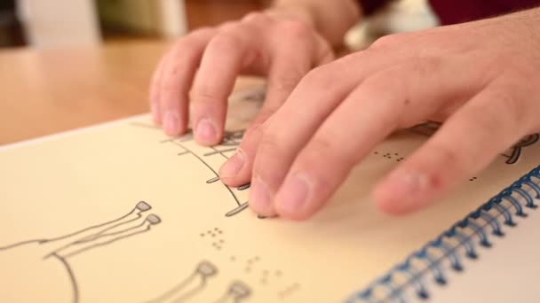 Ein Sehbehinderter Mann Berührt Eine Dreidimensionale Illustration Einem Buch Brailleschrift — Stockvideo